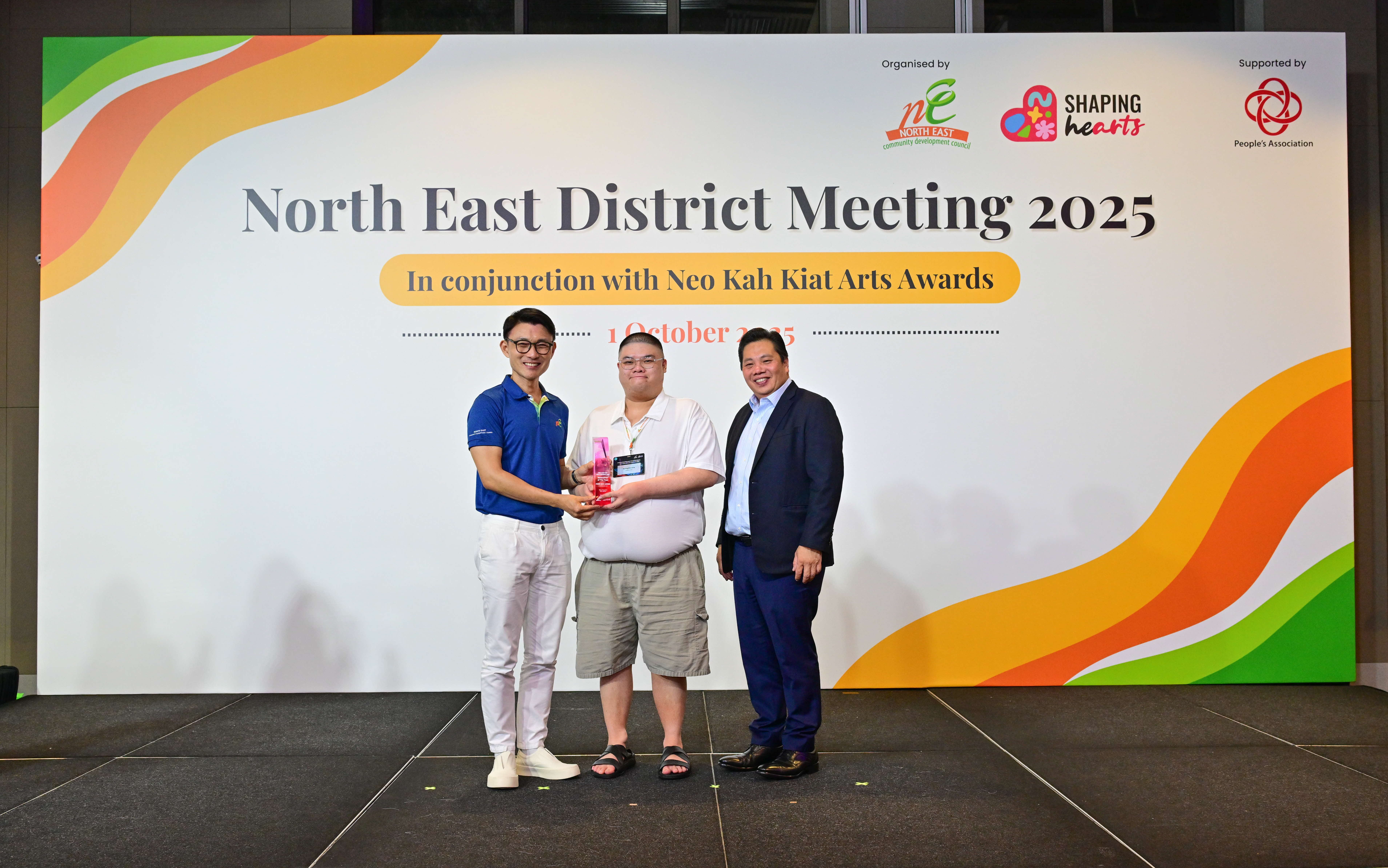 Fong Bok Loong, recipient of the Neo Kah Kiat Arts Awards Newcomer of the Year Award, posing with a trophy alongside Mr Baey Yam Keng and Mr Neo Kah Kiat.